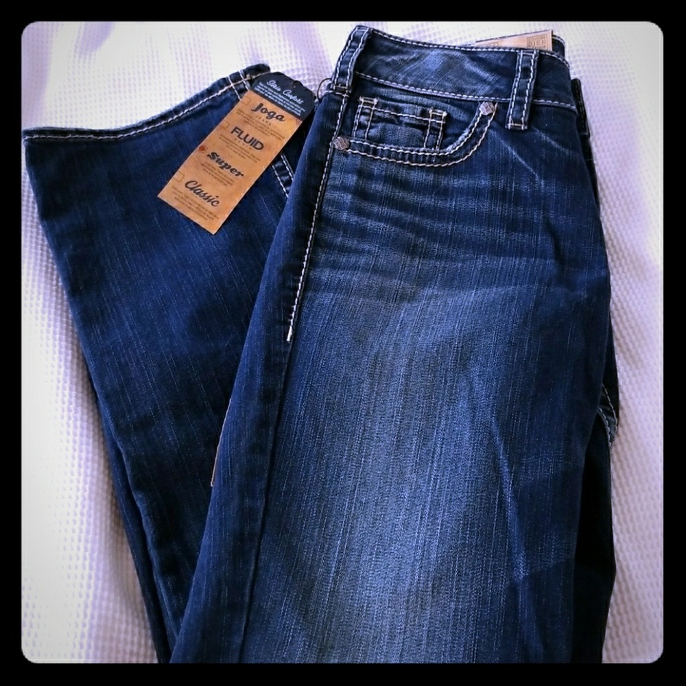 Silver suki mid rise slim boot super stretch W30